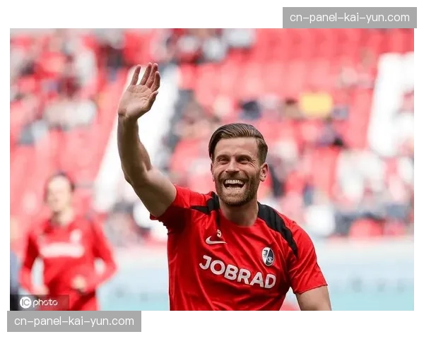 特写镜头：弗赖堡主场告别战，老将京特尔打入制胜球后泪洒球场