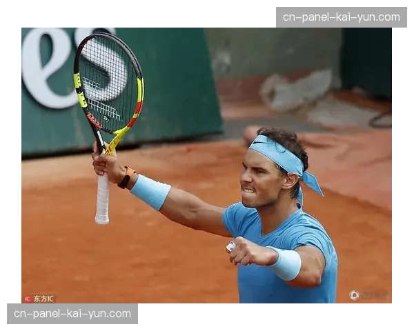 终场哨响，云南选手袁金伟高举双臂庆祝XCC短道越野赛夺冠